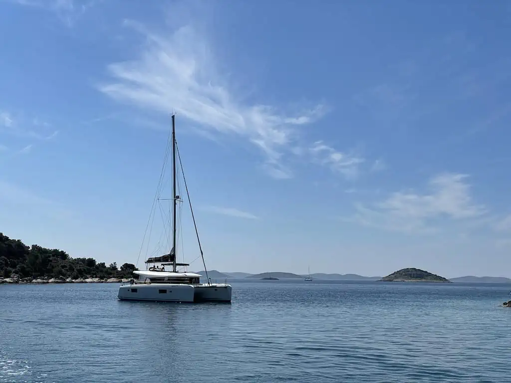 Rejs Chorwacja 2023 katamaran w zatoce